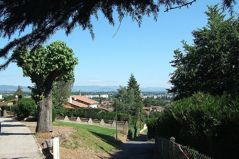 2010-06- (7).JPG - Am süd-westlichen Ortsausgang von Villefranche: Der mühsame Aufstieg wird durch einen grandiosen Blick auf die Stadt belohnt